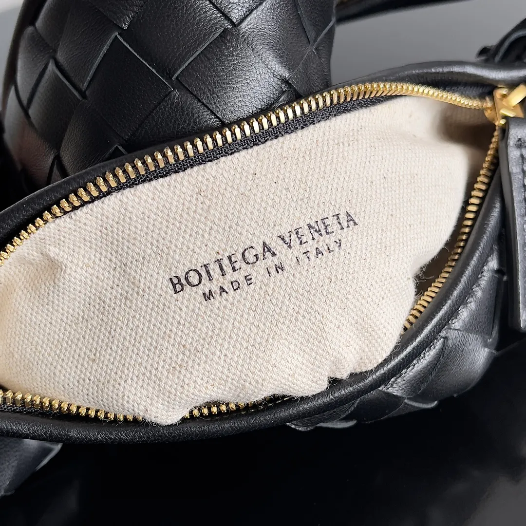 Batch 1720 BOTTEGA VENETA’s new GEMELLI MESSENGER bag Today I want to give you a super invincible and practical crossbody bag, Gemelli·Messenger This bag not only looks simple and elegant, but also has perfect practicality! The light design and lightweight body make it easy to carry whether you are shopping or traveling, making you more mobile! In fact, the shoulder strap is detachable, and you can DIY it by yourself to replace it with a chain or short armpit shoulder strap. Moreover, this shoulder strap will be wider, making it more comfortable to carry on your body! up! up! Style number: 796638 Size: 26*15*8cm